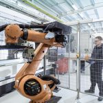 Przemysł 4.0: Jak robotyka i automatyzacja transformują produkcję